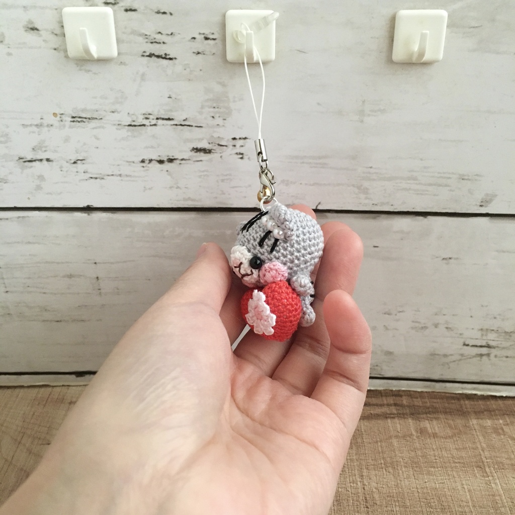 \アメリカンショートヘア!うちの子/小さな癒し系★見守り隊★赤色ハートをギュッ!鈴付きストラップ|ボールチェーン