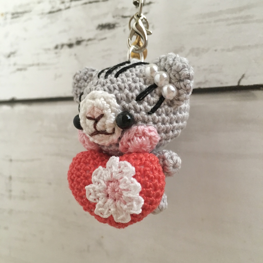 \アメリカンショートヘア!うちの子/小さな癒し系★見守り隊★赤色ハートをギュッ!鈴付きストラップ|ボールチェーン