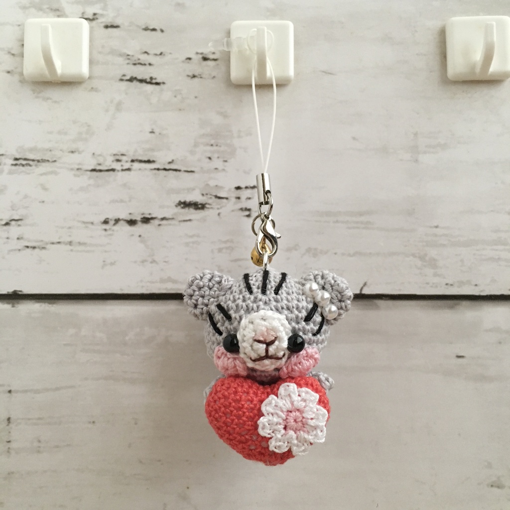 \アメリカンショートヘア!うちの子/小さな癒し系★見守り隊★赤色ハートをギュッ!鈴付きストラップ|ボールチェーン