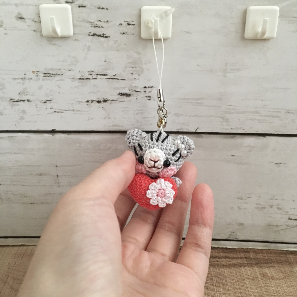 \アメリカンショートヘア!うちの子/小さな癒し系★見守り隊★赤色ハートをギュッ!鈴付きストラップ|ボールチェーン