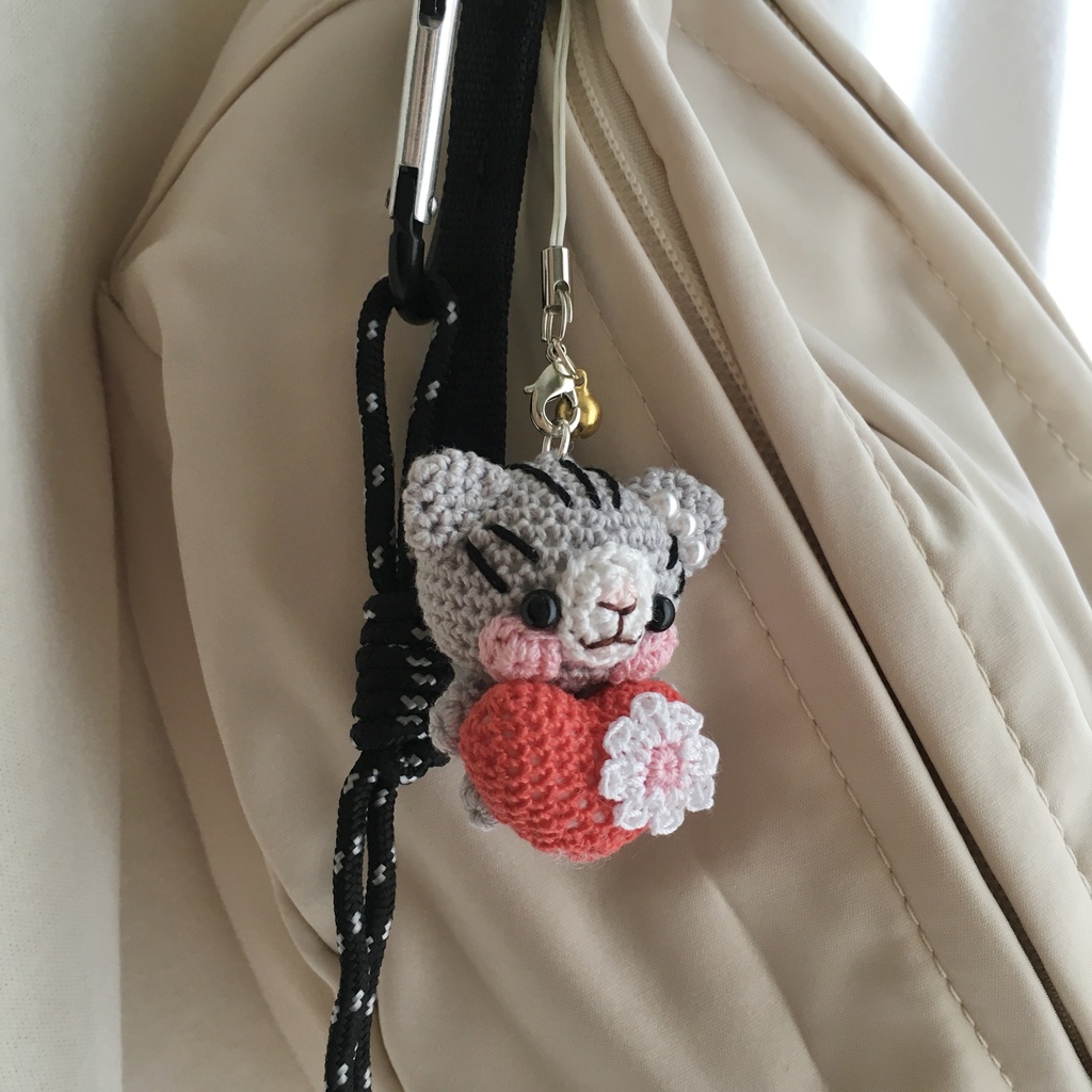 \アメリカンショートヘア!うちの子/小さな癒し系★見守り隊★赤色ハートをギュッ!鈴付きストラップ|ボールチェーン