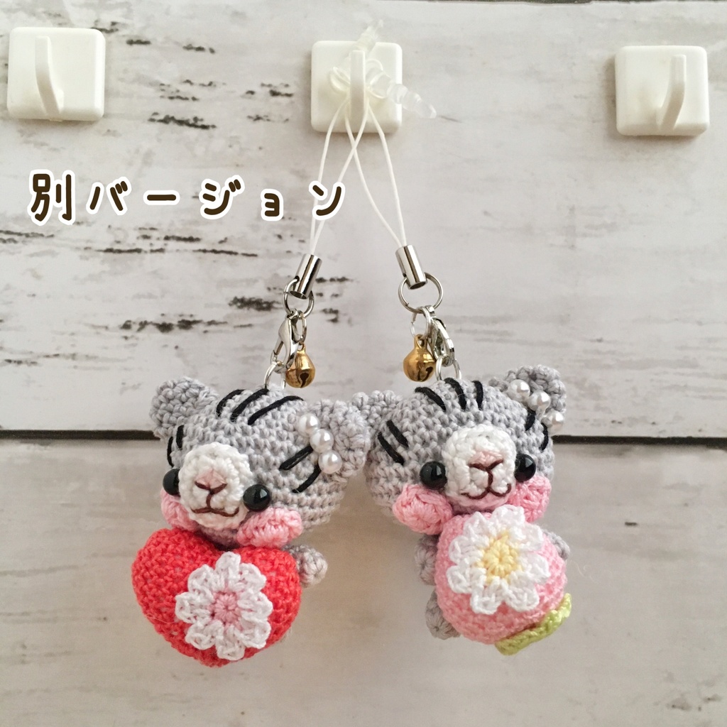 \うちの子!/白ネコ焦茶模様★見守り隊★大事なピンク色イチゴをギュッ!鈴付きイヤホンジャック|ストラップ|ボールチェーン