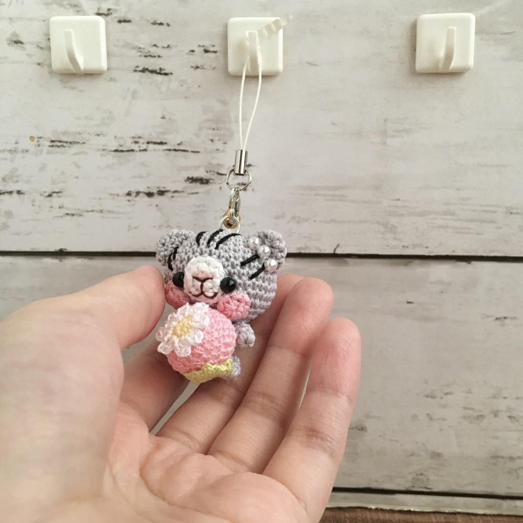 \うちの子!/白ネコ焦茶模様★見守り隊★大事なピンク色イチゴをギュッ!鈴付きイヤホンジャック|ストラップ|ボールチェーン