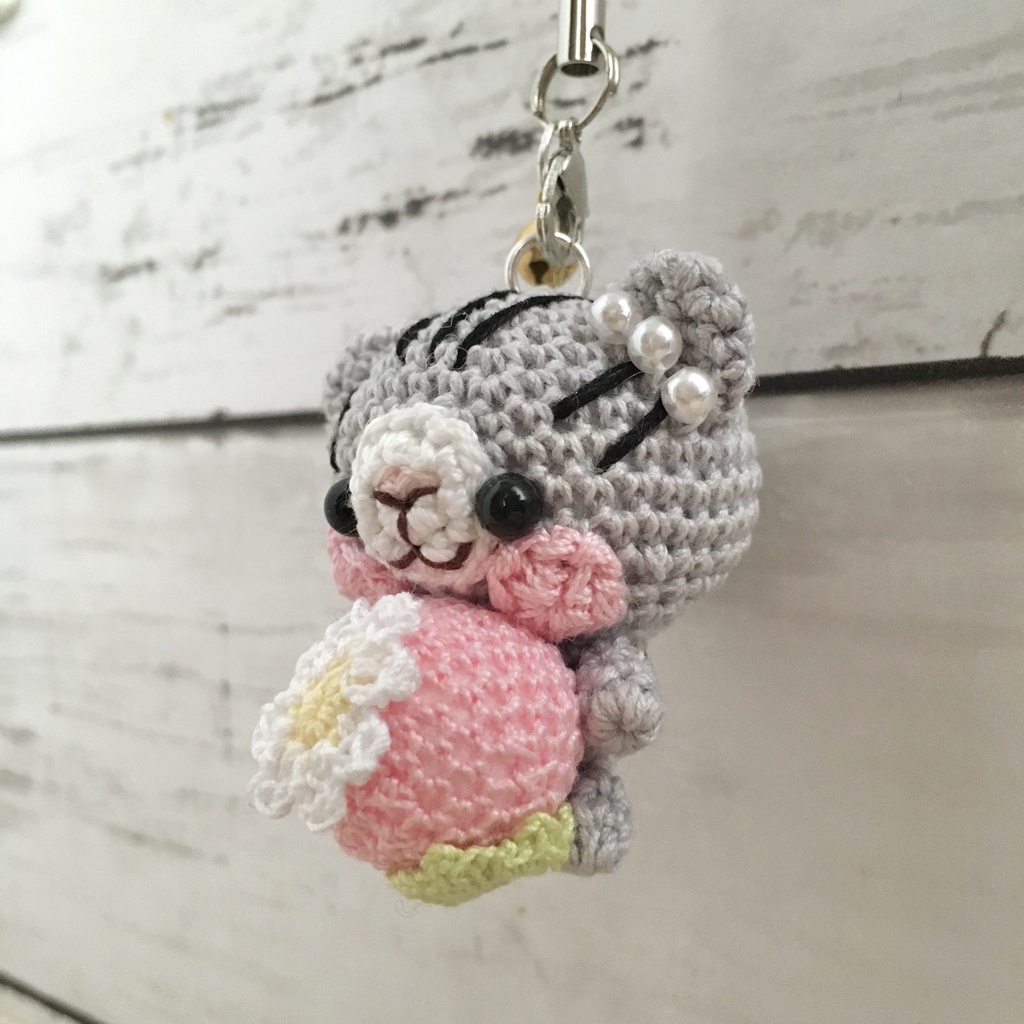 \うちの子!/白ネコ焦茶模様★見守り隊★大事なピンク色イチゴをギュッ!鈴付きイヤホンジャック|ストラップ|ボールチェーン