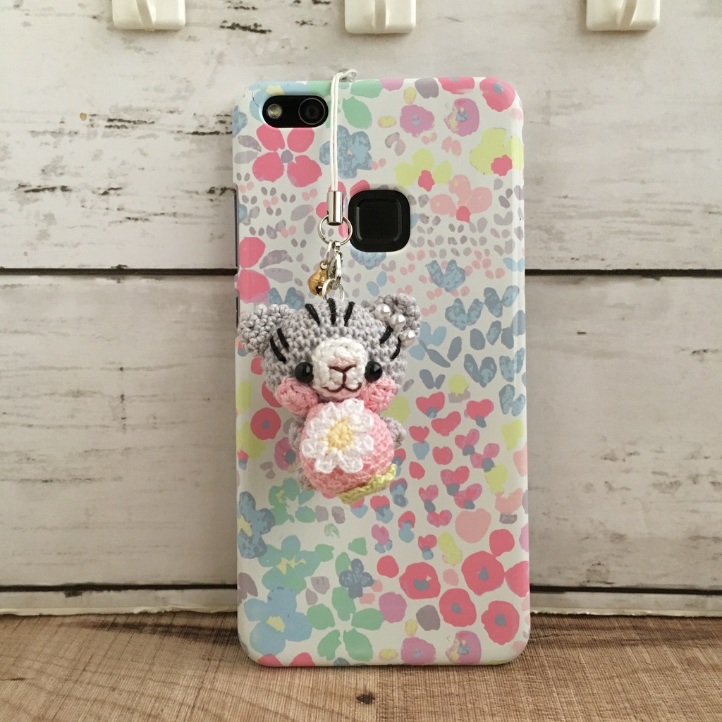 \うちの子!/白ネコ焦茶模様★見守り隊★大事なピンク色イチゴをギュッ!鈴付きイヤホンジャック|ストラップ|ボールチェーン