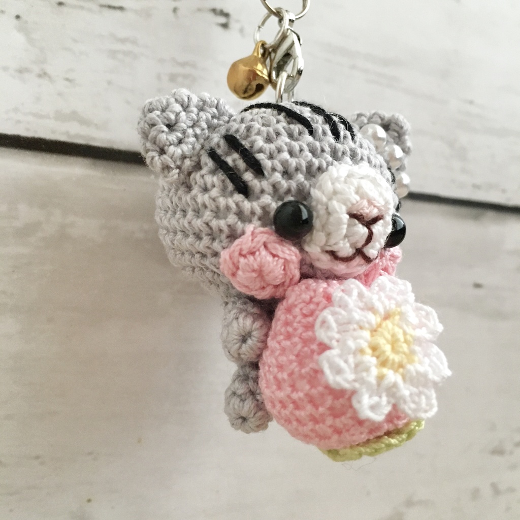 \うちの子!/白ネコ焦茶模様★見守り隊★大事なピンク色イチゴをギュッ!鈴付きイヤホンジャック|ストラップ|ボールチェーン