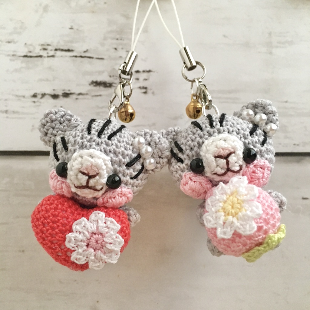 \うちの子!/白ネコ焦茶模様★見守り隊★大事なピンク色イチゴをギュッ!鈴付きイヤホンジャック|ストラップ|ボールチェーン