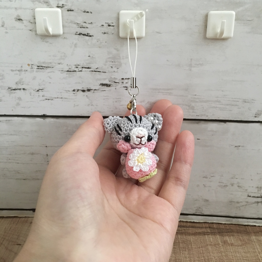 \うちの子!/白ネコ焦茶模様★見守り隊★大事なピンク色イチゴをギュッ!鈴付きイヤホンジャック|ストラップ|ボールチェーン