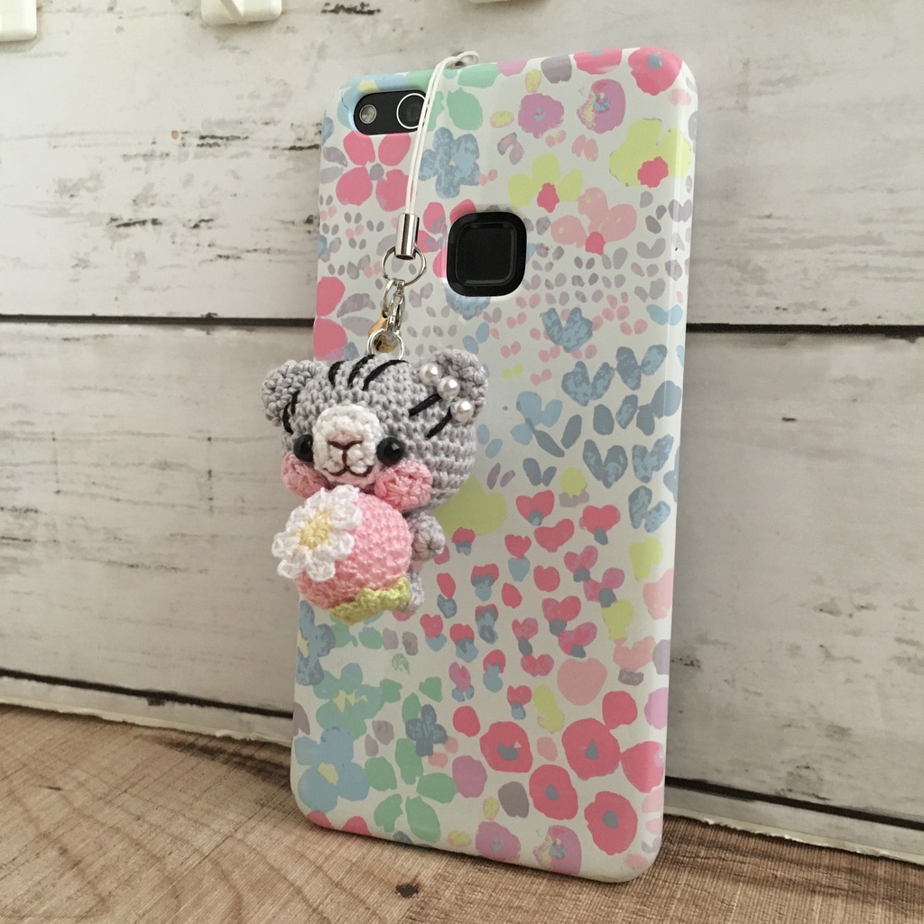 \うちの子!/白ネコ焦茶模様★見守り隊★大事なピンク色イチゴをギュッ!鈴付きイヤホンジャック|ストラップ|ボールチェーン