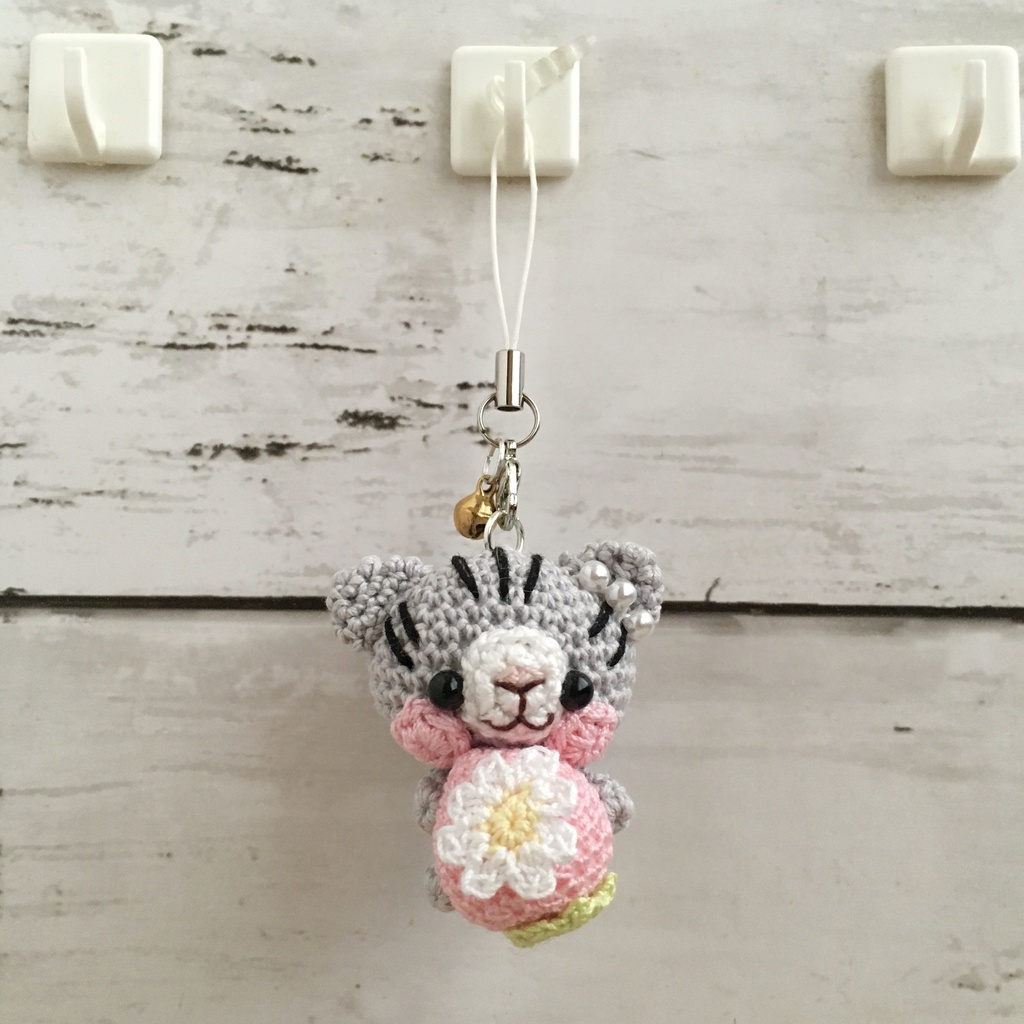 \うちの子!/白ネコ焦茶模様★見守り隊★大事なピンク色イチゴをギュッ!鈴付きイヤホンジャック|ストラップ|ボールチェーン