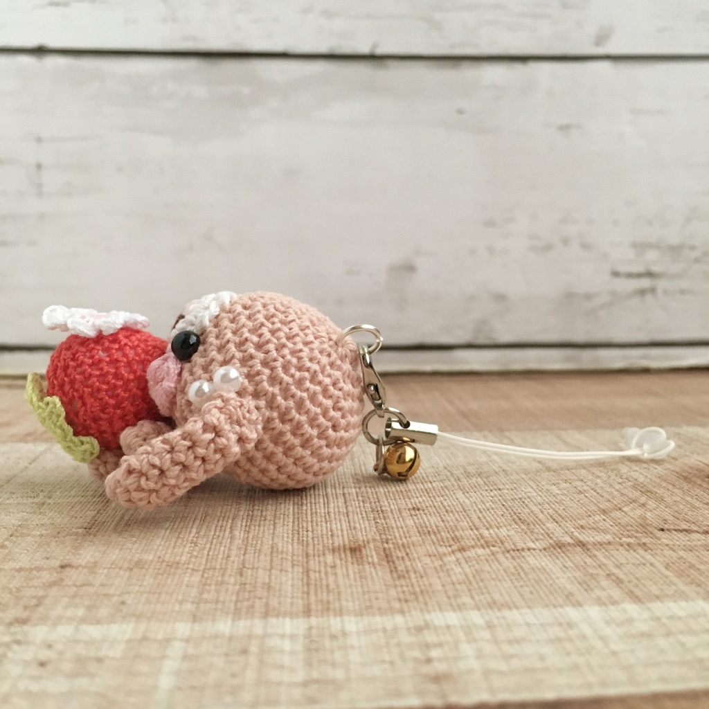 ピーチピンク色ロップイヤーうさぎさん♡小さな癒し系★見守り隊★大事な赤色イチゴをギュッ!鈴付きストラップ|ボールチェーン