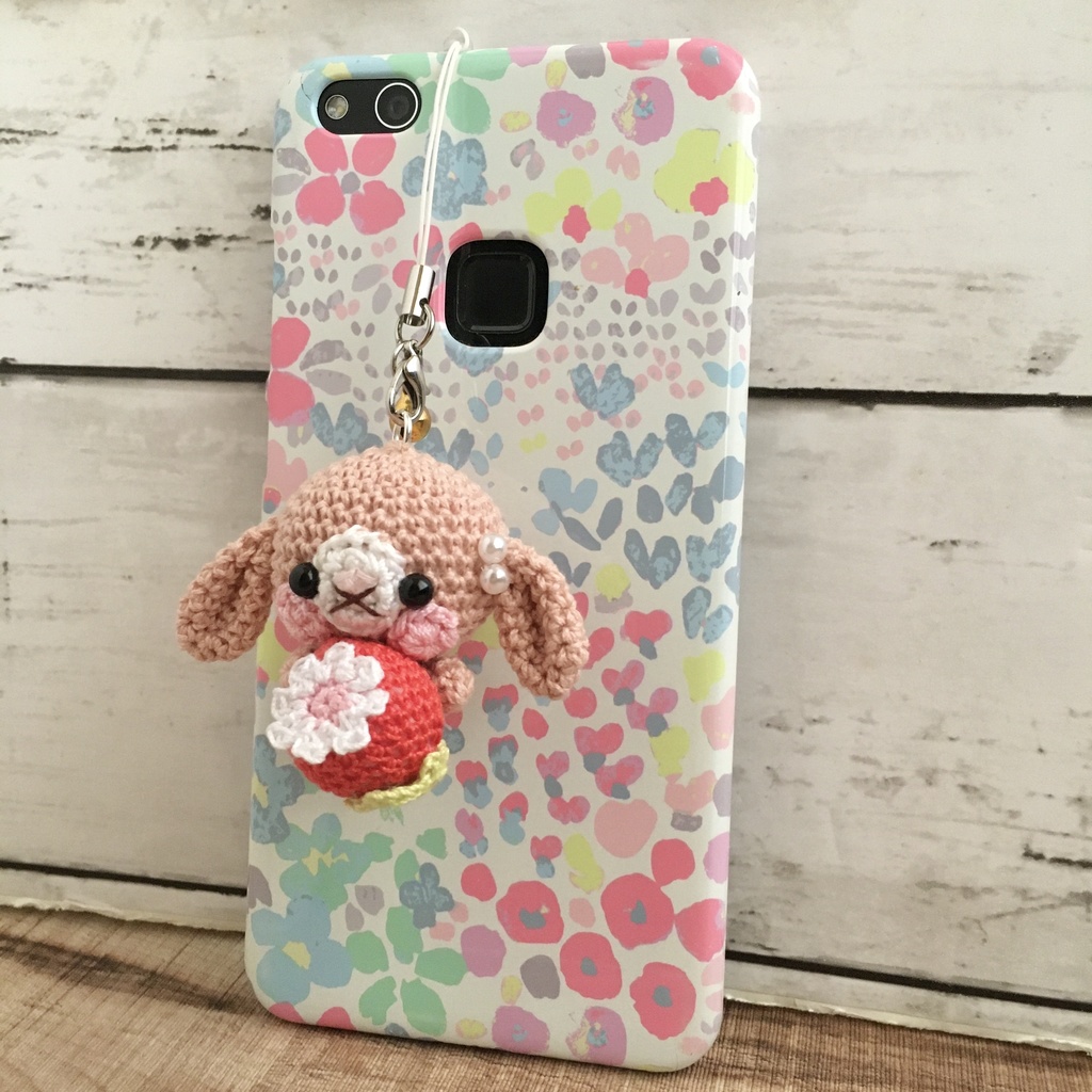ピーチピンク色ロップイヤーうさぎさん♡小さな癒し系★見守り隊★大事な赤色イチゴをギュッ!鈴付きストラップ|ボールチェーン
