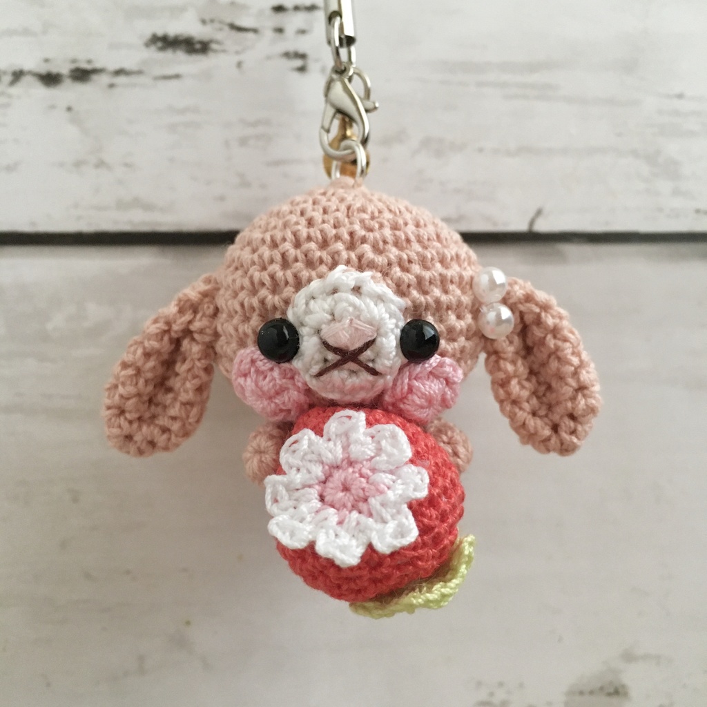 ピーチピンク色ロップイヤーうさぎさん♡小さな癒し系★見守り隊★大事な赤色イチゴをギュッ!鈴付きストラップ|ボールチェーン