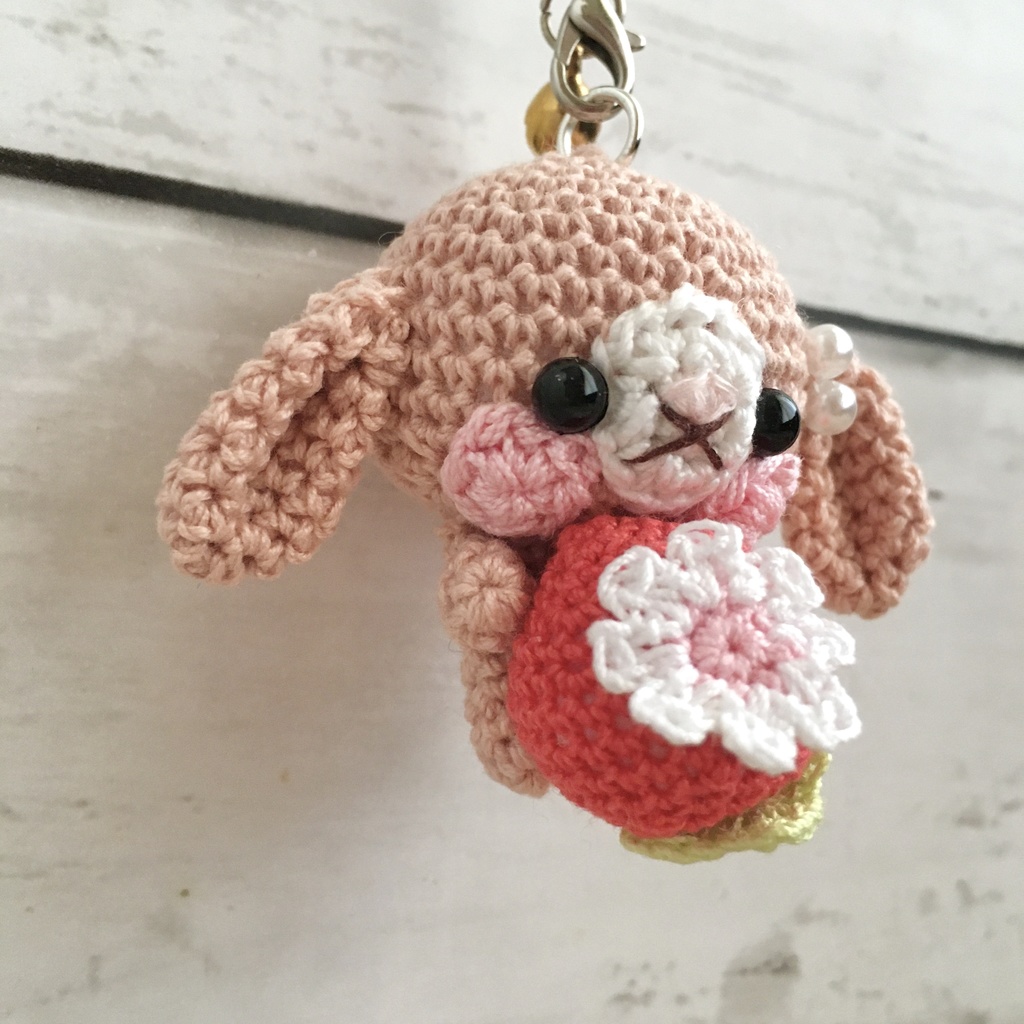 ピーチピンク色ロップイヤーうさぎさん♡小さな癒し系★見守り隊★大事な赤色イチゴをギュッ!鈴付きストラップ|ボールチェーン
