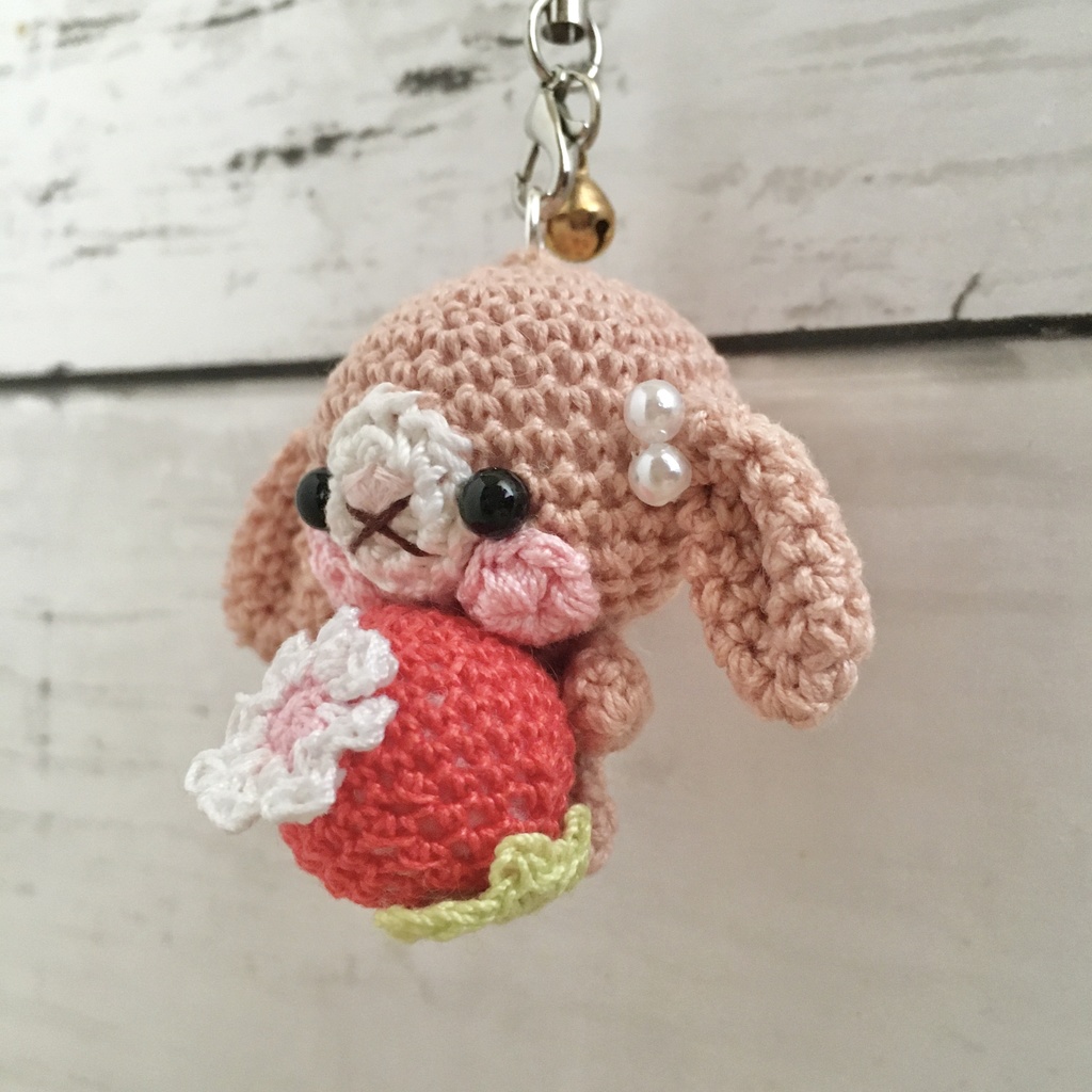 ピーチピンク色ロップイヤーうさぎさん♡小さな癒し系★見守り隊★大事な赤色イチゴをギュッ!鈴付きストラップ|ボールチェーン