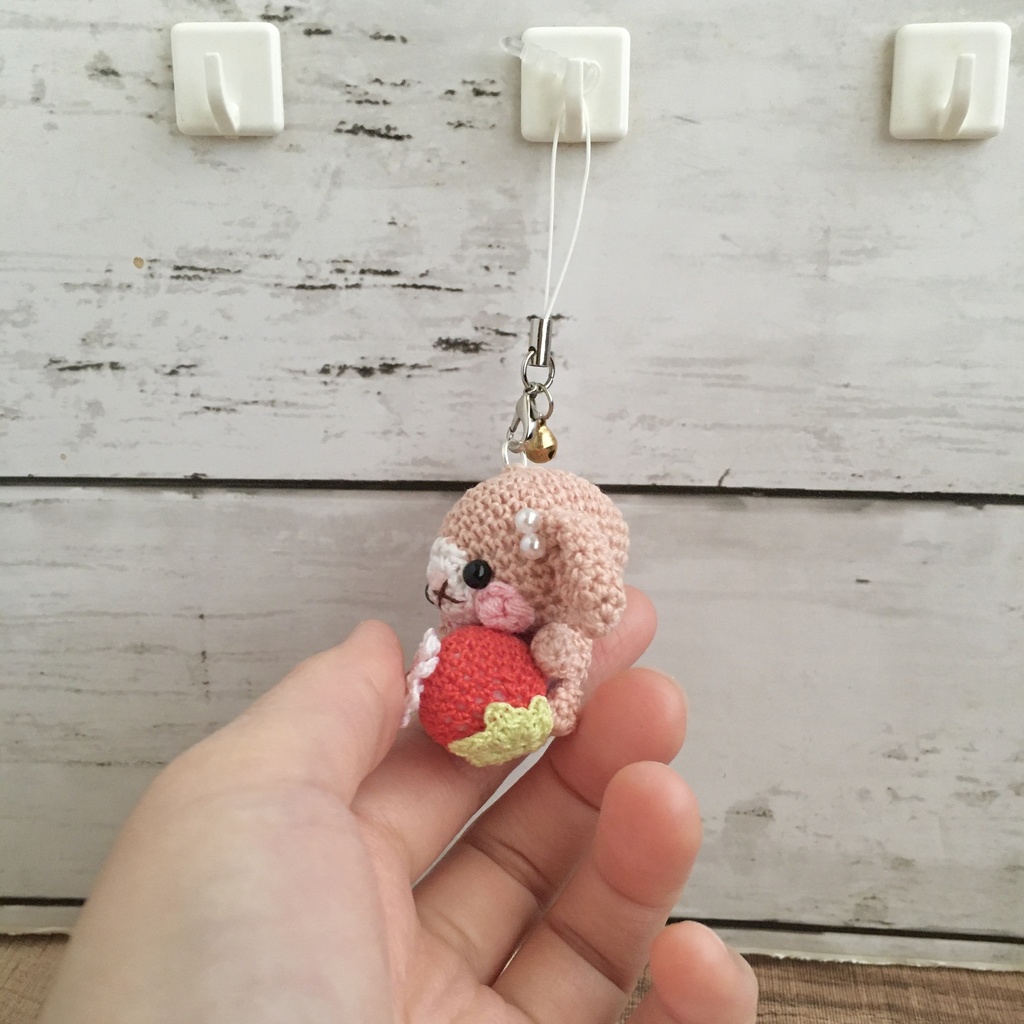ピーチピンク色ロップイヤーうさぎさん♡小さな癒し系★見守り隊★大事な赤色イチゴをギュッ!鈴付きストラップ|ボールチェーン