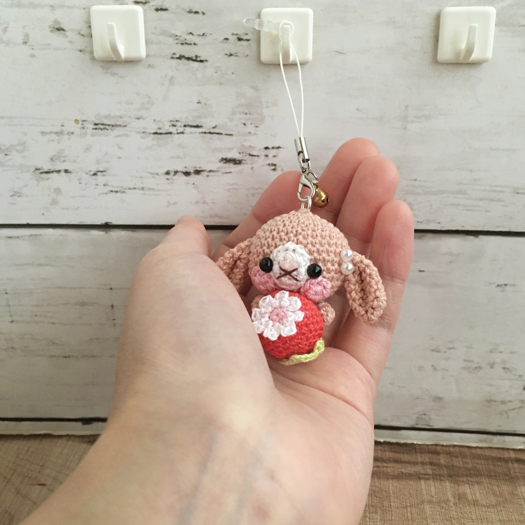 ピーチピンク色ロップイヤーうさぎさん♡小さな癒し系★見守り隊★大事な赤色イチゴをギュッ!鈴付きストラップ|ボールチェーン