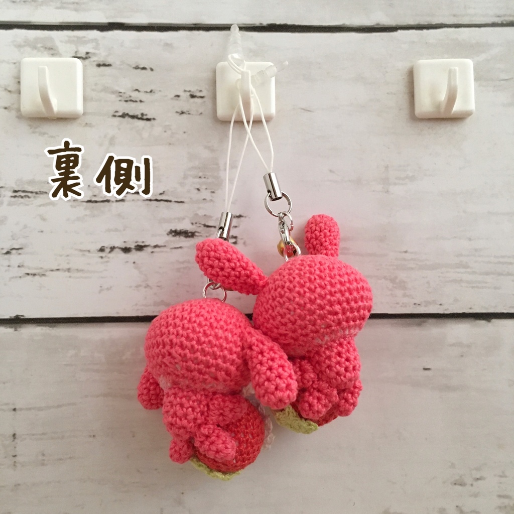 \New!/コーラルピンク色うさぎ♡小さな癒し系★見守り隊★大事な赤色イチゴをギュッ!鈴付きストラップ|ボールチェーン