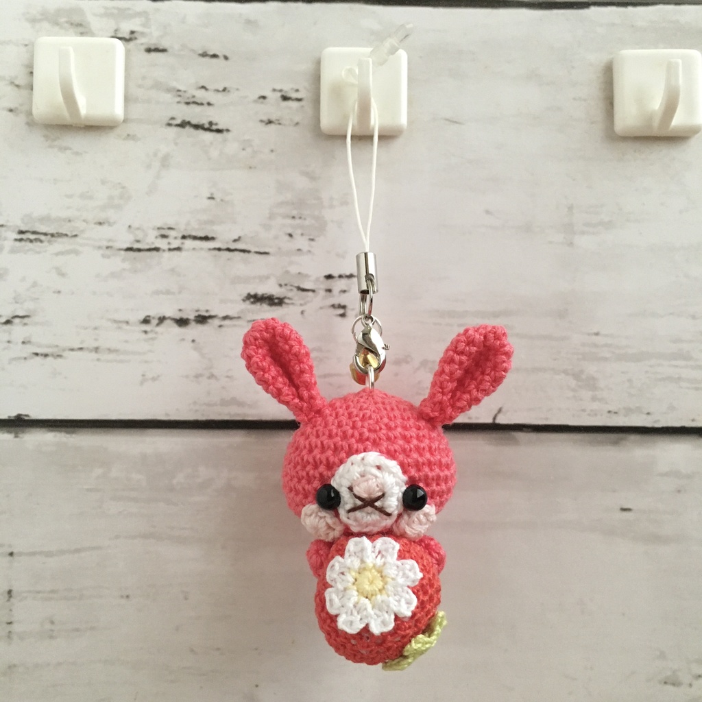 \New!/コーラルピンク色うさぎ♡小さな癒し系★見守り隊★大事な赤色イチゴをギュッ!鈴付きストラップ|ボールチェーン