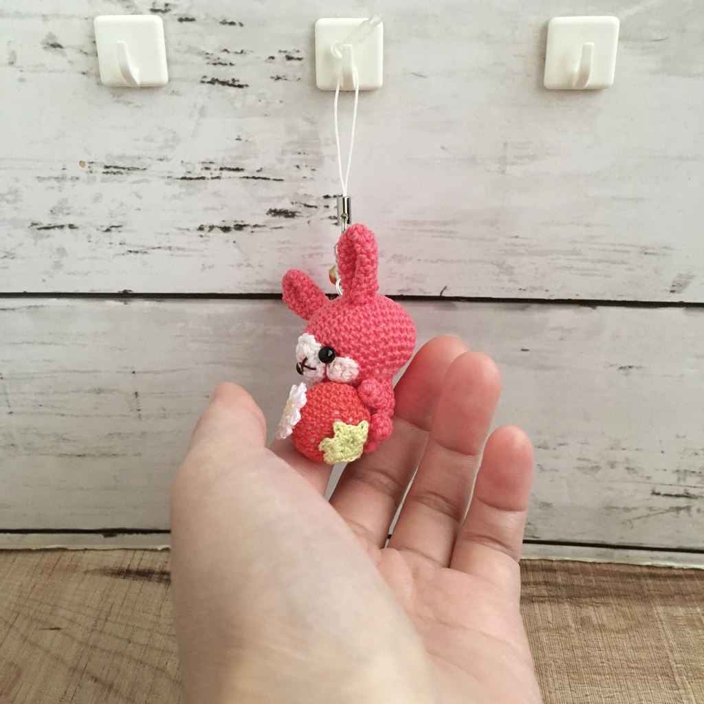 \New!/コーラルピンク色うさぎ♡小さな癒し系★見守り隊★大事な赤色イチゴをギュッ!鈴付きストラップ|ボールチェーン