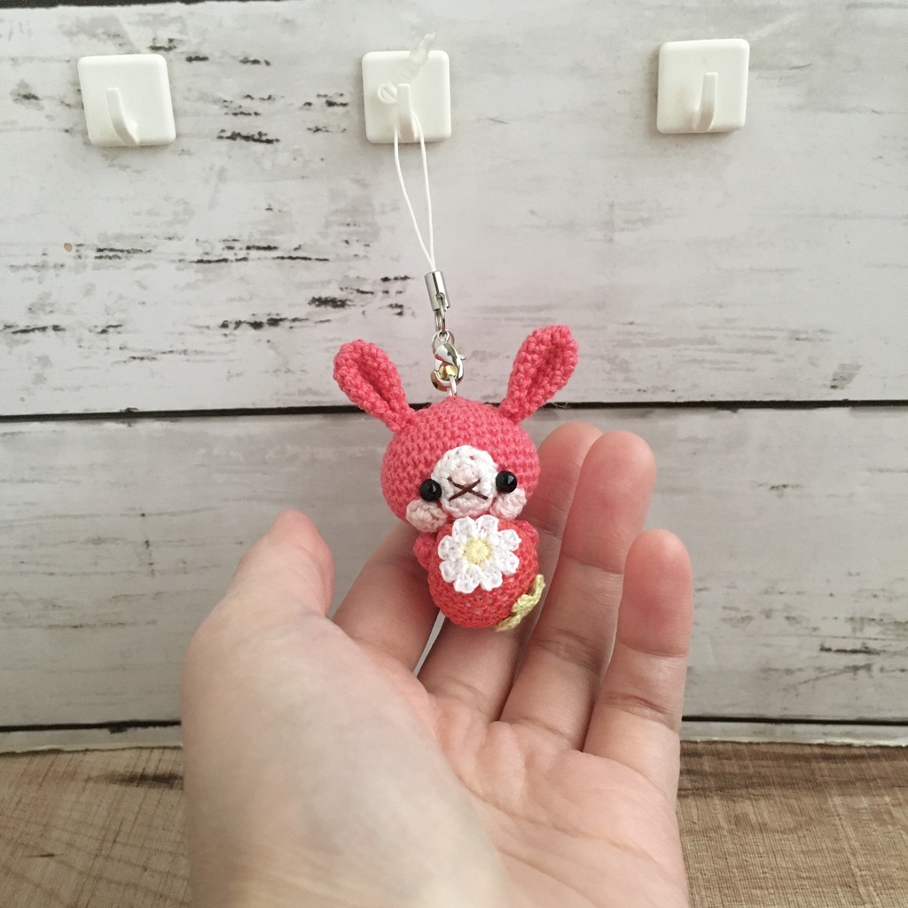 \New!/コーラルピンク色うさぎ♡小さな癒し系★見守り隊★大事な赤色イチゴをギュッ!鈴付きストラップ|ボールチェーン