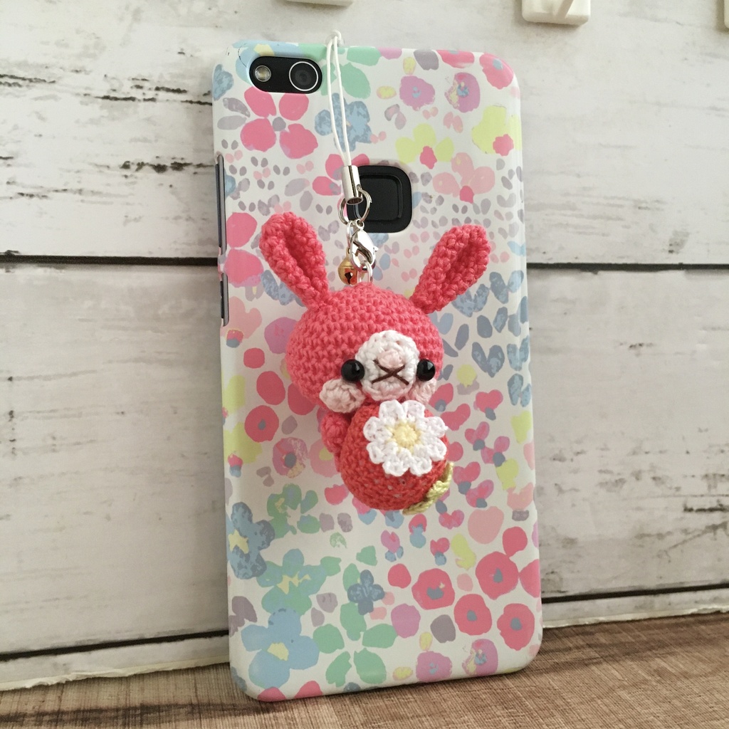\New!/コーラルピンク色うさぎ♡小さな癒し系★見守り隊★大事な赤色イチゴをギュッ!鈴付きストラップ|ボールチェーン