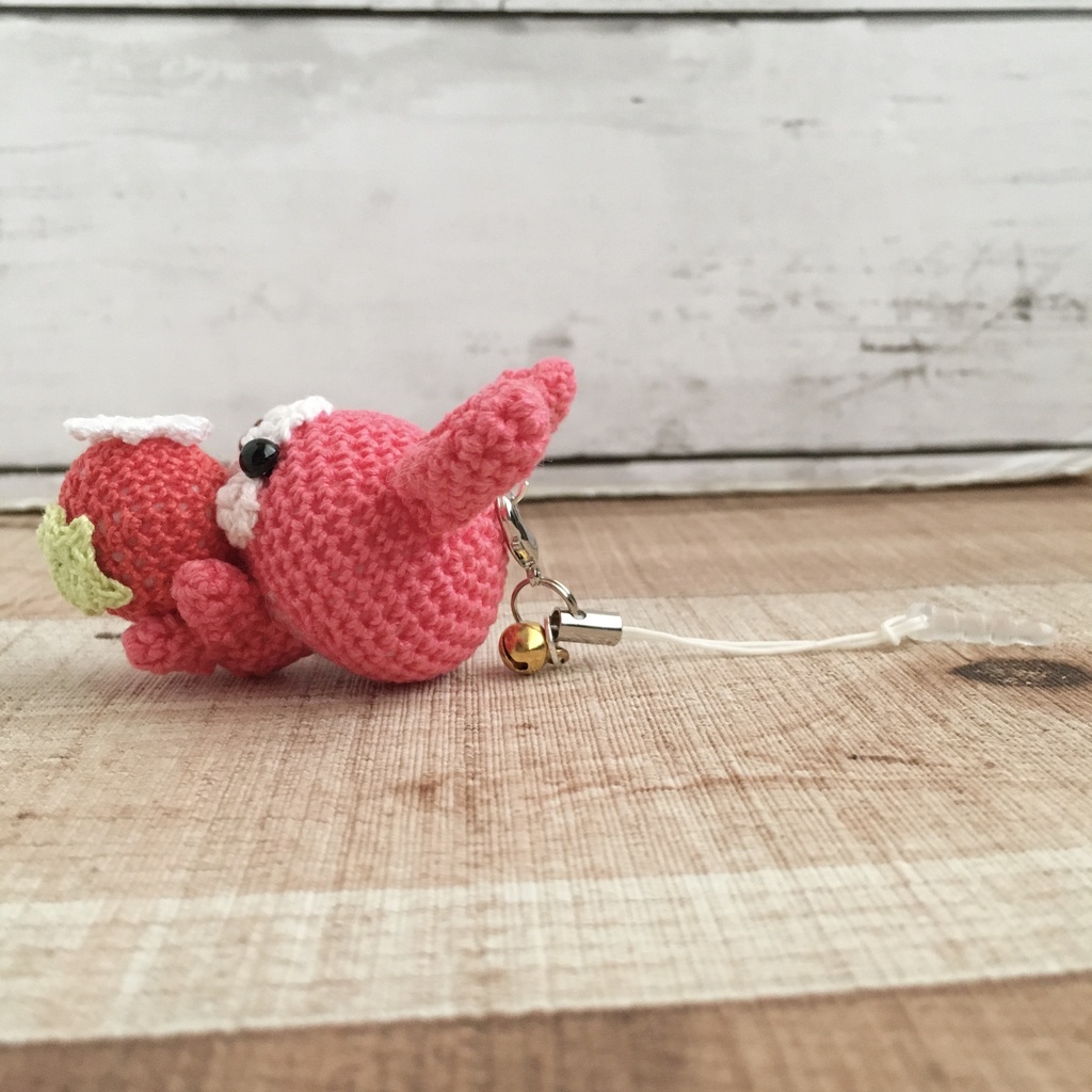 \New!/コーラルピンク色うさぎ♡小さな癒し系★見守り隊★大事な赤色イチゴをギュッ!鈴付きストラップ|ボールチェーン