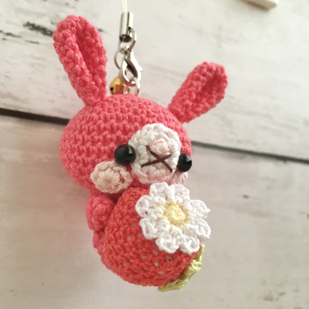 \New!/コーラルピンク色うさぎ♡小さな癒し系★見守り隊★大事な赤色イチゴをギュッ!鈴付きストラップ|ボールチェーン