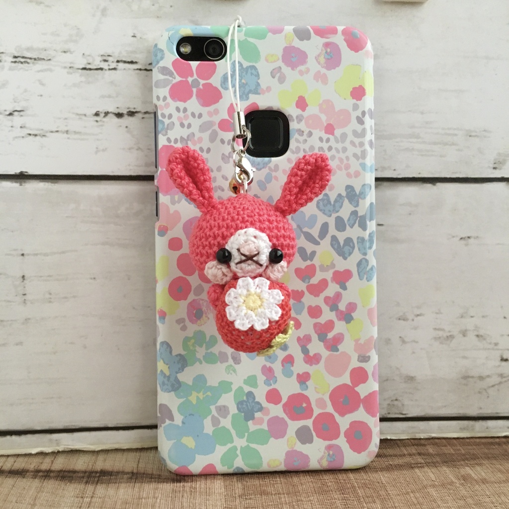\New!/コーラルピンク色うさぎ♡小さな癒し系★見守り隊★大事な赤色イチゴをギュッ!鈴付きストラップ|ボールチェーン