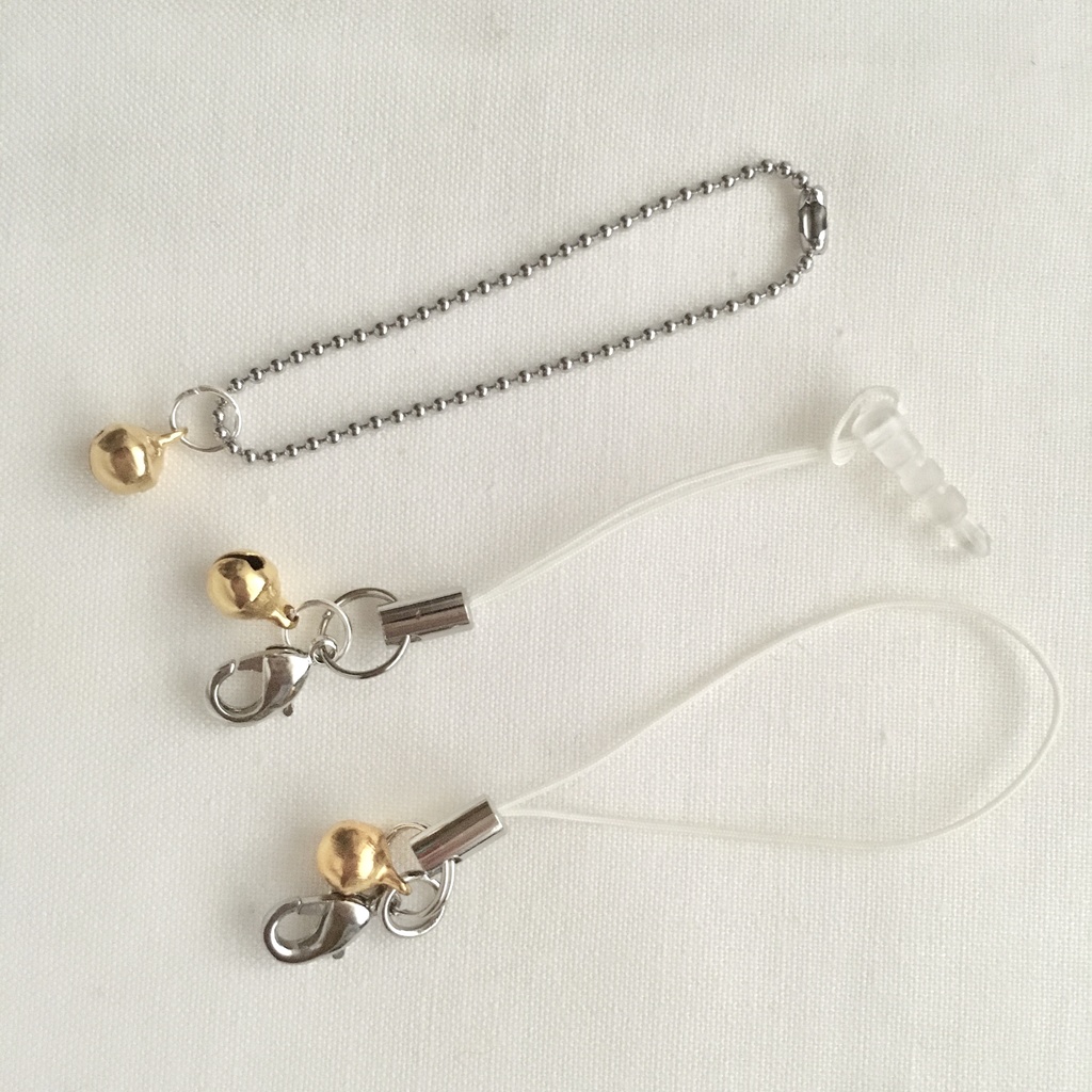 \New!/コーラルピンク色うさぎ♡小さな癒し系★見守り隊★大事な赤色イチゴをギュッ!鈴付きストラップ|ボールチェーン