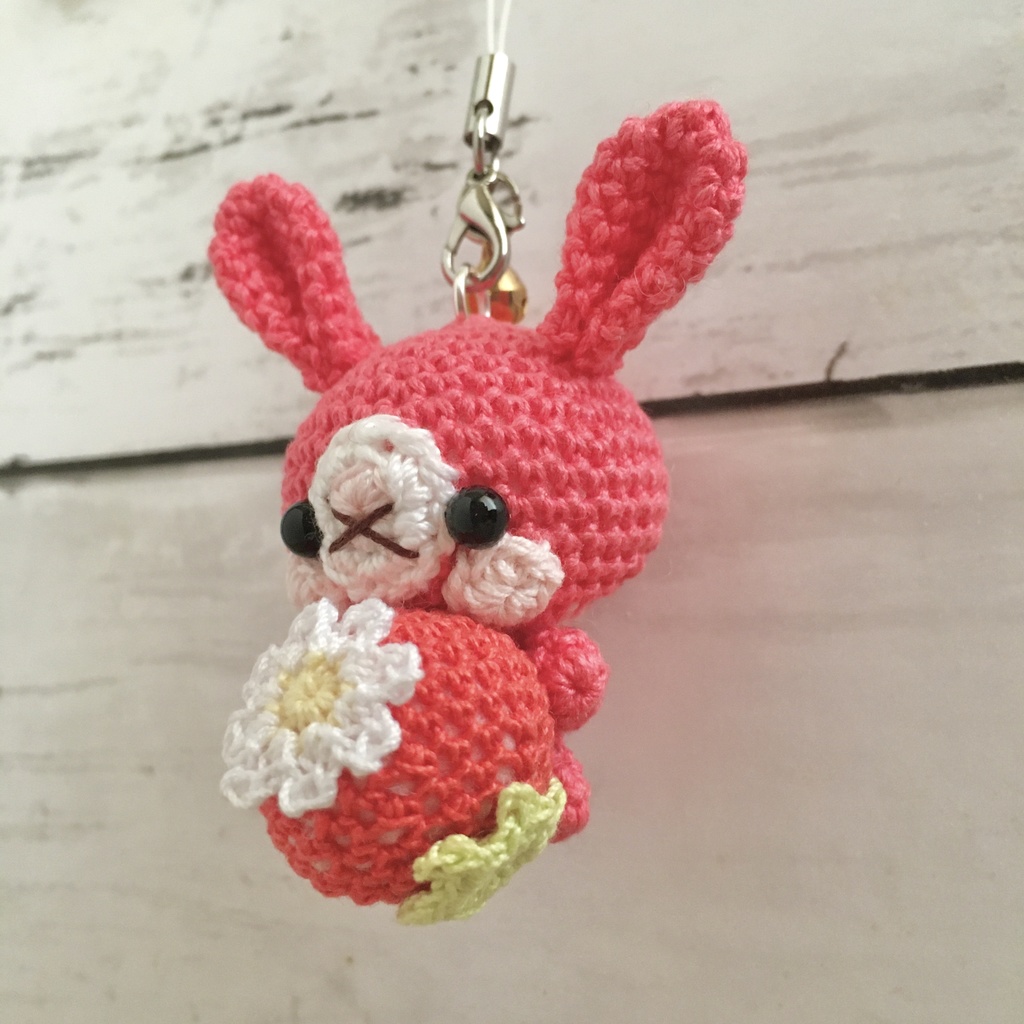 \New!/コーラルピンク色うさぎ♡小さな癒し系★見守り隊★大事な赤色イチゴをギュッ!鈴付きストラップ|ボールチェーン