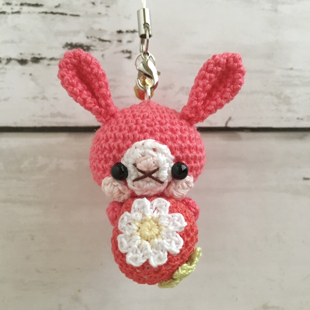 \New!/コーラルピンク色うさぎ♡小さな癒し系★見守り隊★大事な赤色イチゴをギュッ!鈴付きストラップ|ボールチェーン