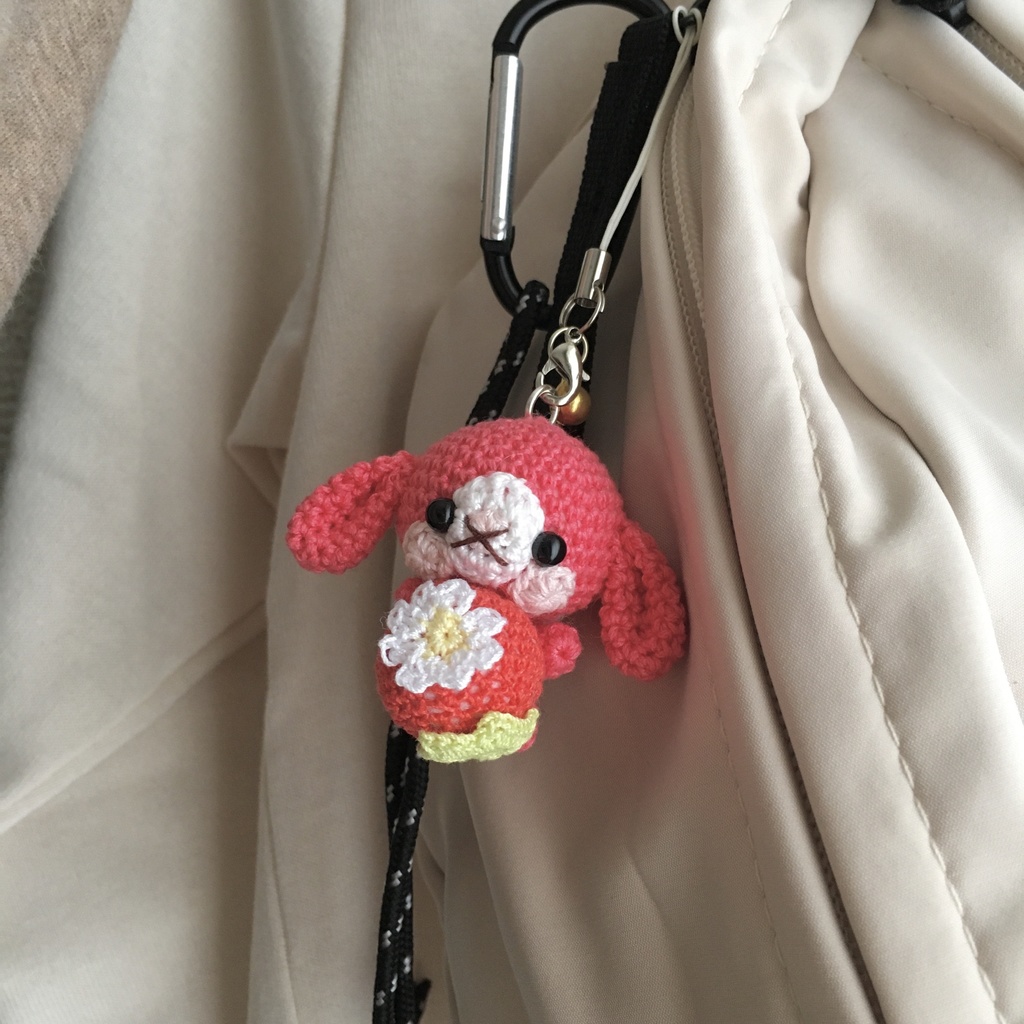 コーラルピンク色ロップイヤー♡小さな癒し系★見守り隊★大事な赤色イチゴをギュッ!鈴付きストラップ|ボールチェーン