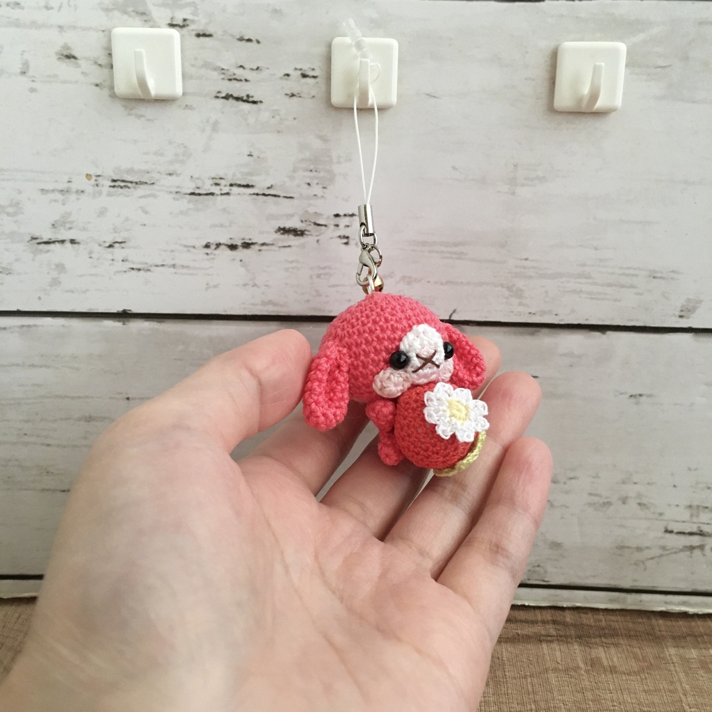 コーラルピンク色ロップイヤー♡小さな癒し系★見守り隊★大事な赤色イチゴをギュッ!鈴付きストラップ|ボールチェーン