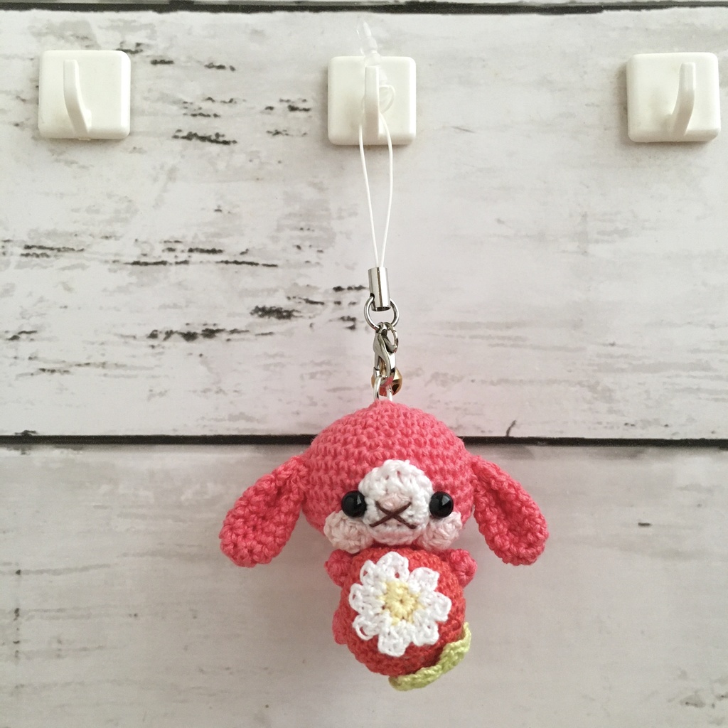 コーラルピンク色ロップイヤー♡小さな癒し系★見守り隊★大事な赤色イチゴをギュッ!鈴付きストラップ|ボールチェーン