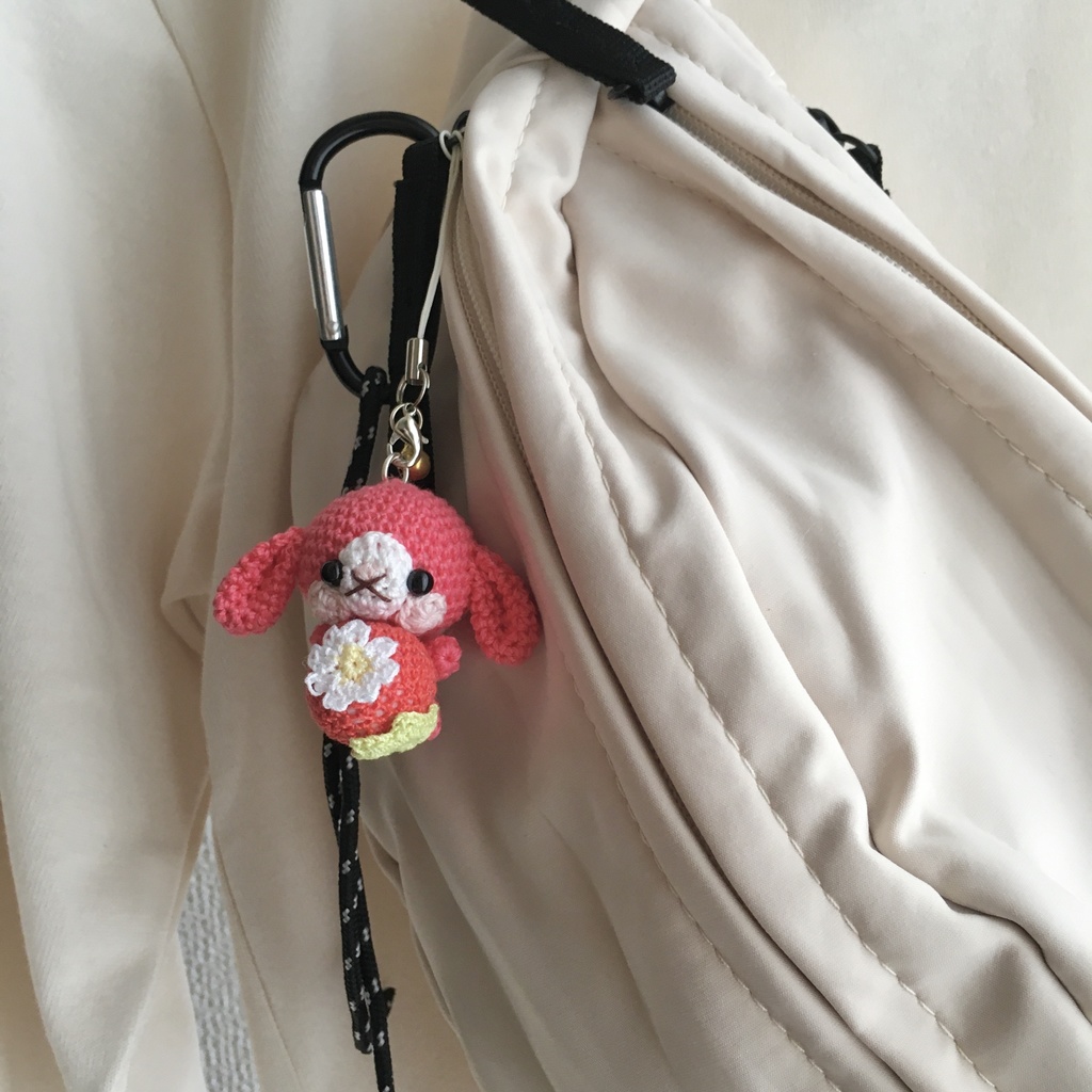 コーラルピンク色ロップイヤー♡小さな癒し系★見守り隊★大事な赤色イチゴをギュッ!鈴付きストラップ|ボールチェーン