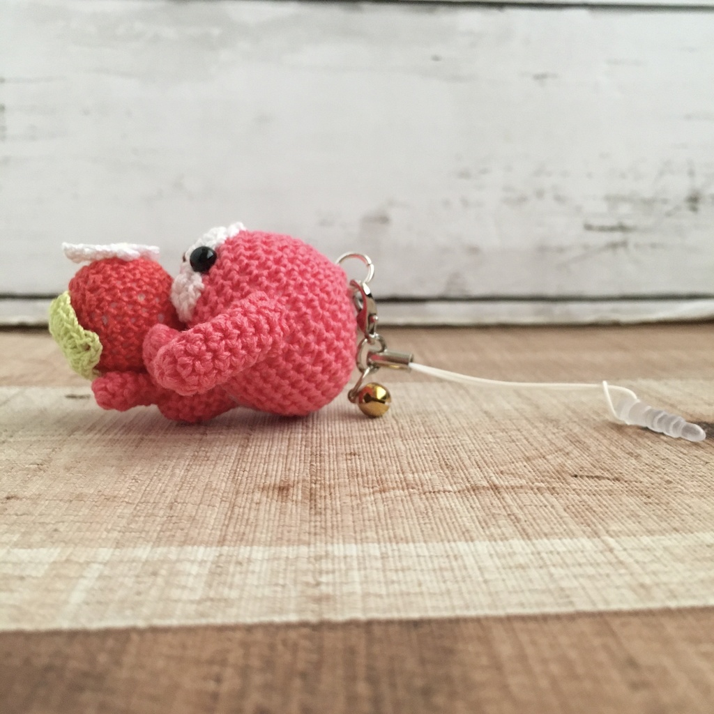 コーラルピンク色ロップイヤー♡小さな癒し系★見守り隊★大事な赤色イチゴをギュッ!鈴付きストラップ|ボールチェーン