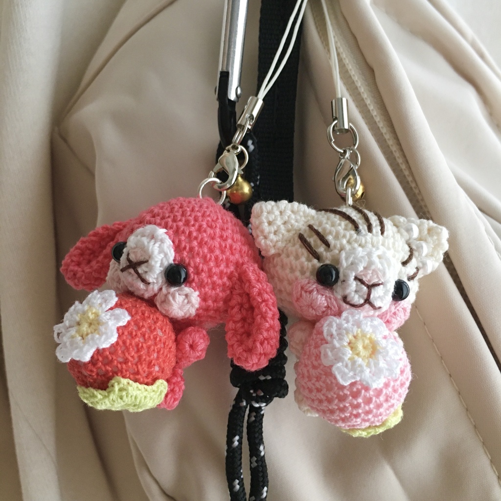 コーラルピンク色ロップイヤー♡小さな癒し系★見守り隊★大事な赤色イチゴをギュッ!鈴付きストラップ|ボールチェーン