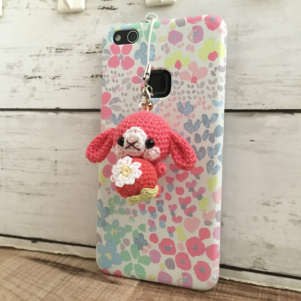 コーラルピンク色ロップイヤー♡小さな癒し系★見守り隊★大事な赤色イチゴをギュッ!鈴付きストラップ|ボールチェーン
