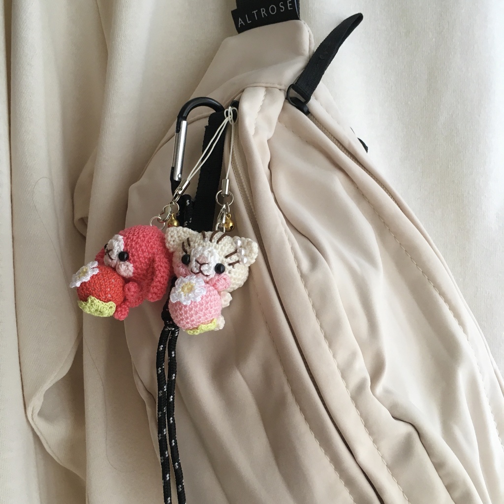 コーラルピンク色ロップイヤー♡小さな癒し系★見守り隊★大事な赤色イチゴをギュッ!鈴付きストラップ|ボールチェーン