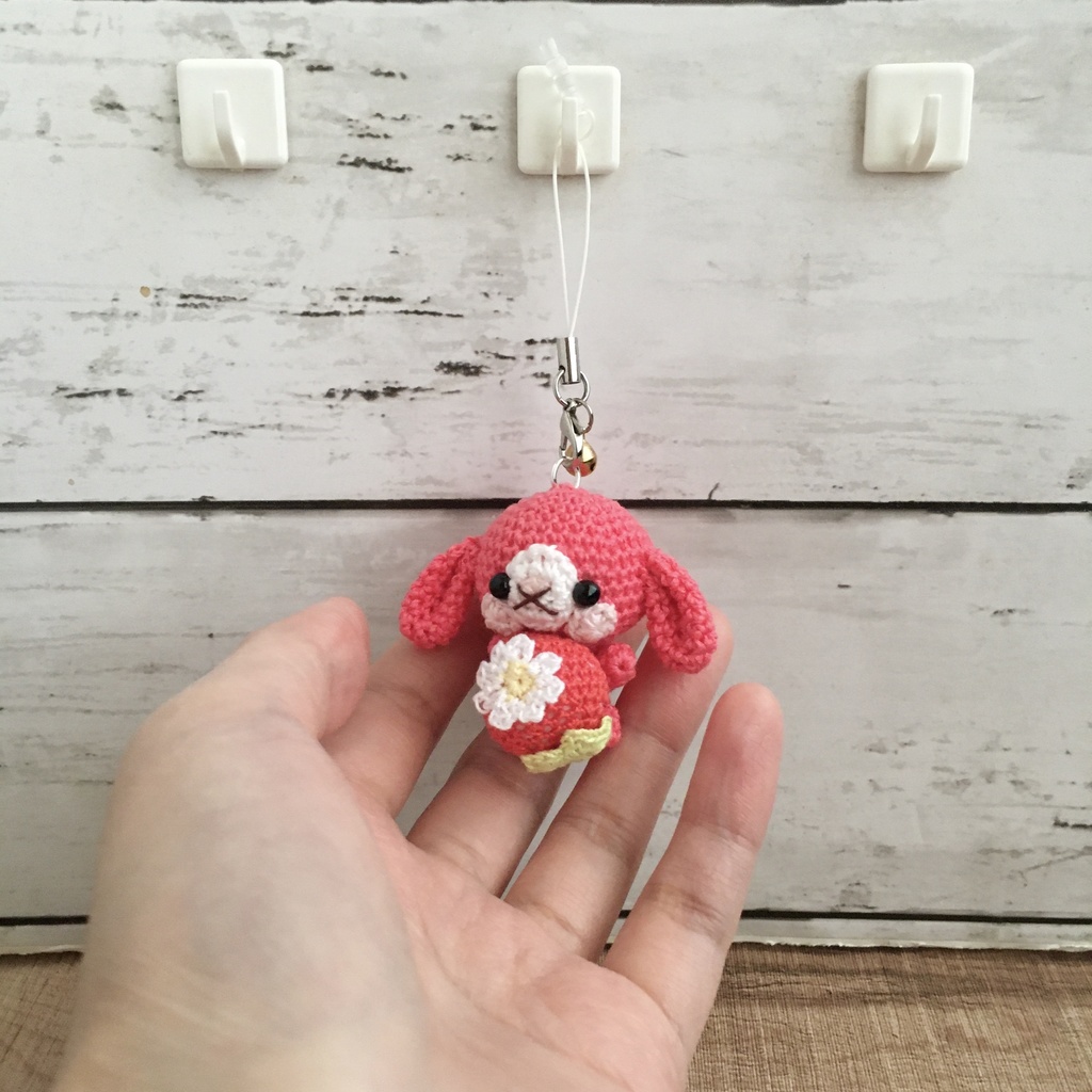 コーラルピンク色ロップイヤー♡小さな癒し系★見守り隊★大事な赤色イチゴをギュッ!鈴付きストラップ|ボールチェーン
