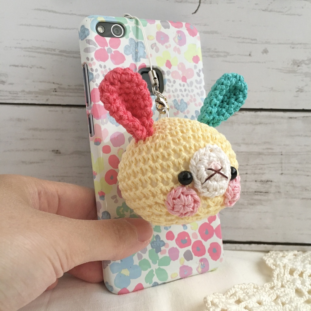 リュックに!車に!元気の出るビタミン系カラー!3色うさぎさんの顔【大】鈴付きイヤホンジャック|ストラップ|ボールチェーン