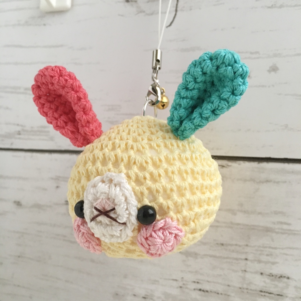 リュックに!車に!元気の出るビタミン系カラー!3色うさぎさんの顔【大】鈴付きイヤホンジャック|ストラップ|ボールチェーン
