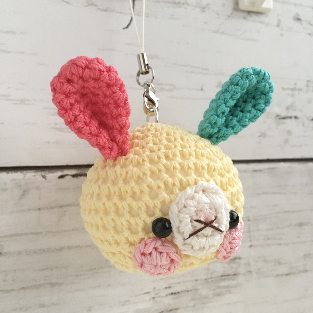 リュックに!車に!元気の出るビタミン系カラー!3色うさぎさんの顔【大】鈴付きイヤホンジャック|ストラップ|ボールチェーン