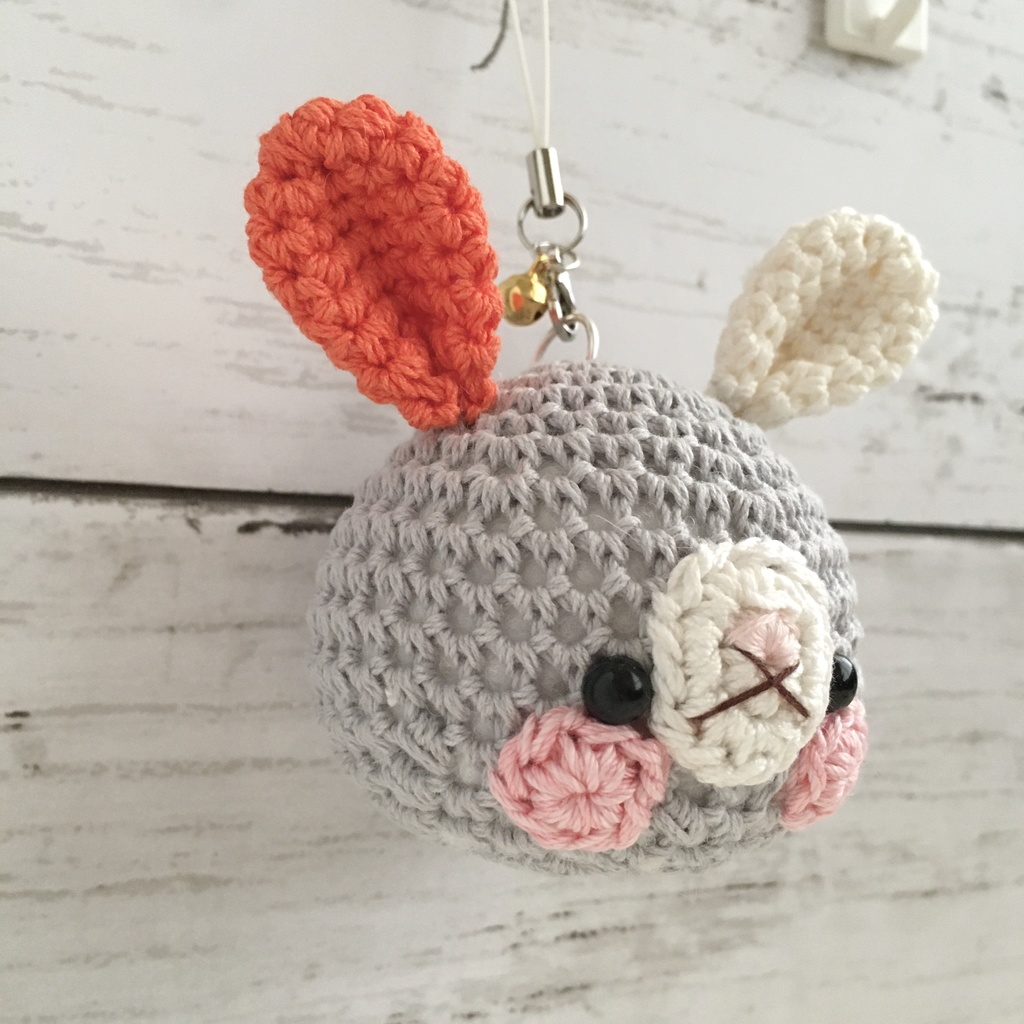 持ち物の目印に!車にユラユラぶら下げて♪定番×オレンジうさぎの顔【大】鈴付きイヤホンジャック|ストラップ|ボールチェーン