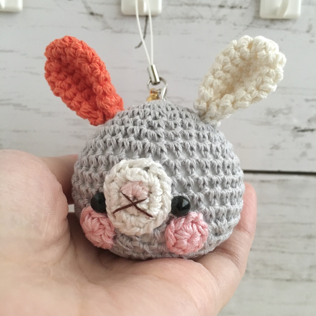 持ち物の目印に!車にユラユラぶら下げて♪定番×オレンジうさぎの顔【大】鈴付きイヤホンジャック|ストラップ|ボールチェーン