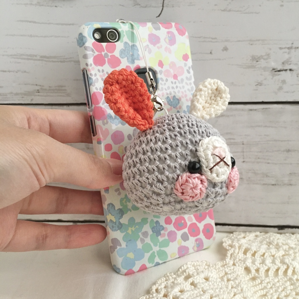 持ち物の目印に!車にユラユラぶら下げて♪定番×オレンジうさぎの顔【大】鈴付きイヤホンジャック|ストラップ|ボールチェーン