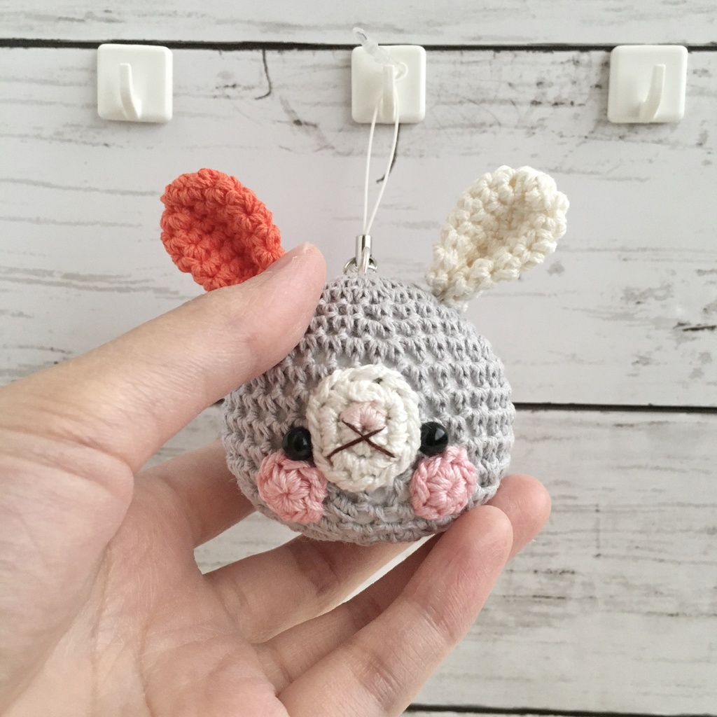 持ち物の目印に!車にユラユラぶら下げて♪定番×オレンジうさぎの顔【大】鈴付きイヤホンジャック|ストラップ|ボールチェーン