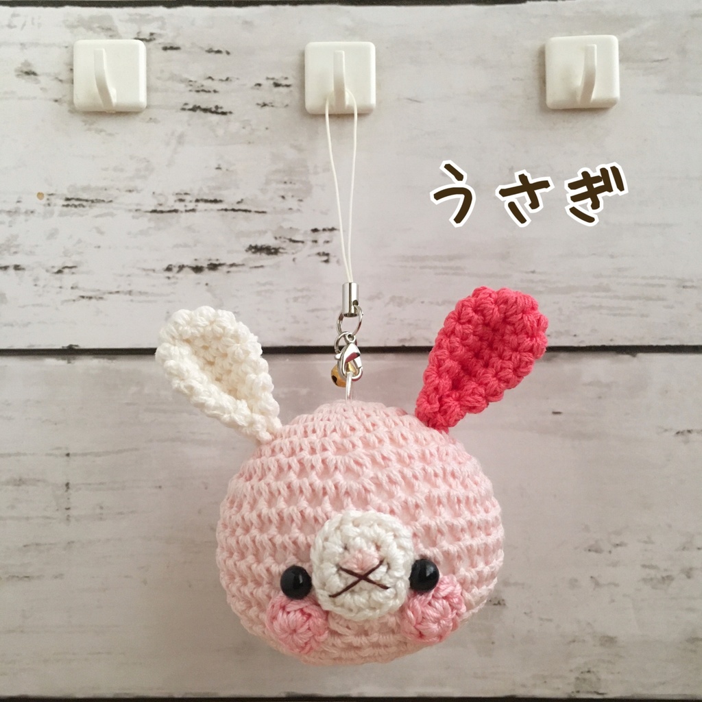 大きなお顔が持ち物の目印に最適♪淡ピンク×コーラル色うさぎクマ顔【大】鈴付イヤホンジャック|ストラップ|ボールチェーン