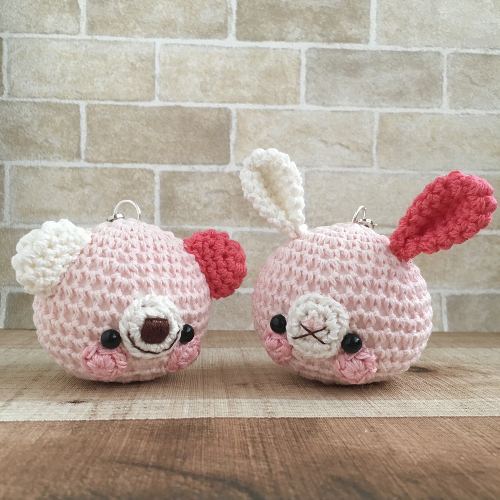 大きなお顔が持ち物の目印に最適♪淡ピンク×コーラル色うさぎクマ顔【大】鈴付イヤホンジャック|ストラップ|ボールチェーン